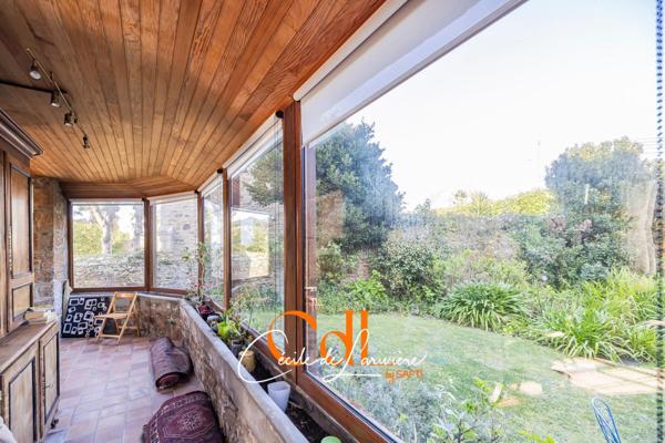 Au port et à quelques mètres de la plage, grande maison familiale.