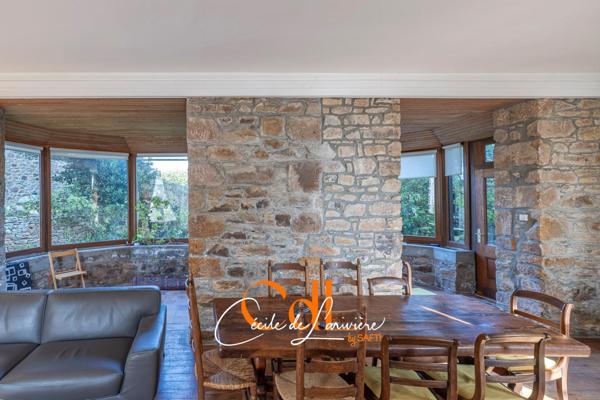 Au port et à quelques mètres de la plage, grande maison familiale.