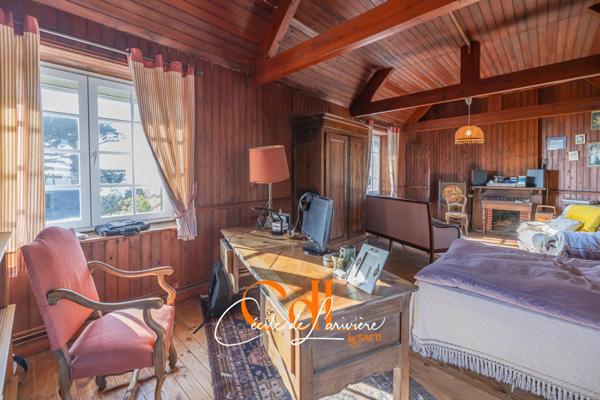 Au port et à quelques mètres de la plage, grande maison familiale.