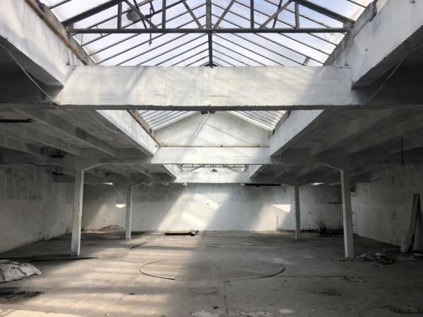 Dpt Rhône (69), à vendre TASSIN LA DEMI LUNE- MURS Local commercial de 800m2 environ dont 630m2 en RDC à l'horloge