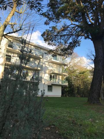 Appartement à vendre 3 pièces CHALLANS (85), une cave et un garage, vue sur le parc arboré et fleuri