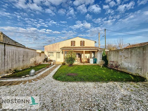 A vendre maison, 87 m², dans un hameau calme du GUA avec ses 2 chambres, sur un terrain de 337m², A 15 minutes des plages de Royan.