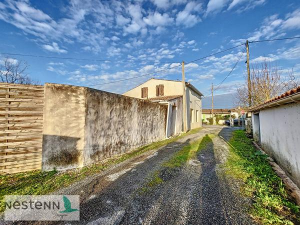 A vendre maison, 87 m², dans un hameau calme du GUA avec ses 2 chambres, sur un terrain de 337m², A 15 minutes des plages de Royan.