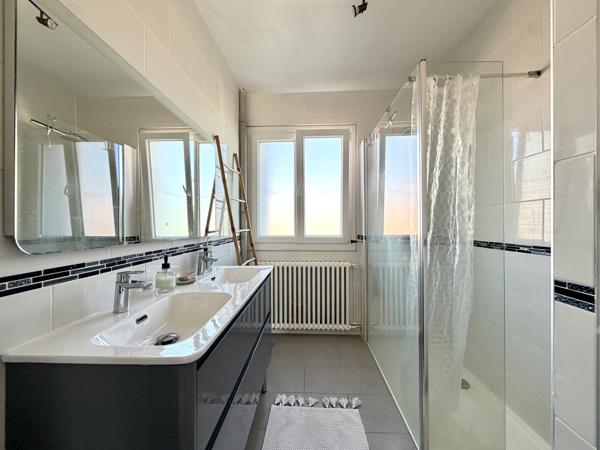 Appartement lumineux avec balcon sur le canal du Midi et deux places de stationnement