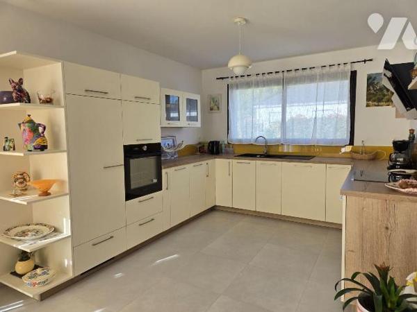 Situé dans un quartier calme et résidentiel, pavillon  neuf, de plain-pied d'une surface habita...