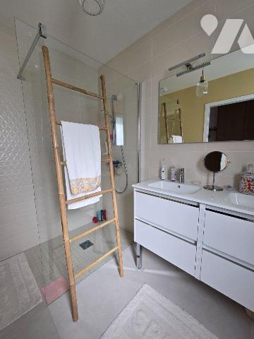 Situé dans un quartier calme et résidentiel, pavillon  neuf, de plain-pied d'une surface habita...