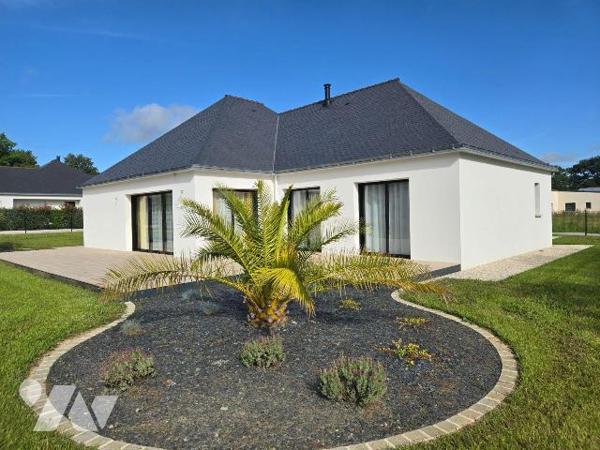 Situé dans un quartier calme et résidentiel, pavillon  neuf, de plain-pied d'une surface habita...