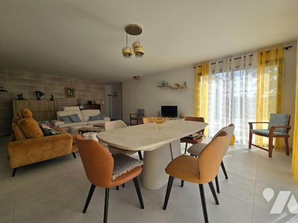 Situé dans un quartier calme et résidentiel, pavillon  neuf, de plain-pied d'une surface habita...