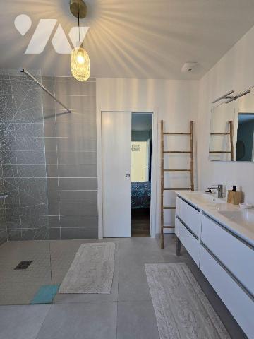 Situé dans un quartier calme et résidentiel, pavillon  neuf, de plain-pied d'une surface habita...