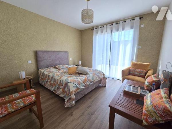 Situé dans un quartier calme et résidentiel, pavillon  neuf, de plain-pied d'une surface habita...