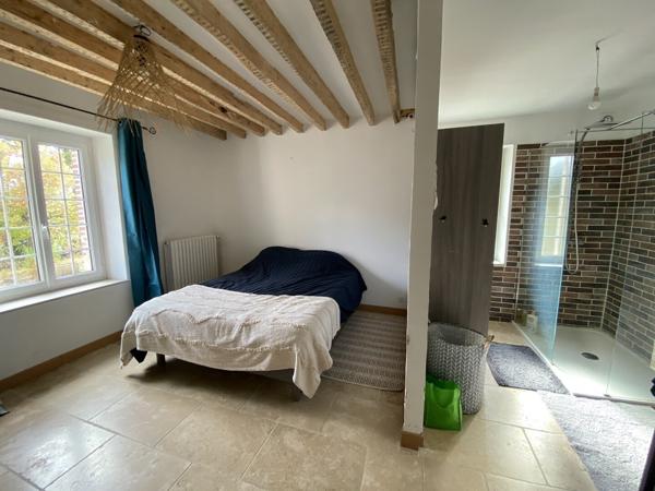 Dans le perche, longère de 5 chambres sur 5 hectares sans voisin.