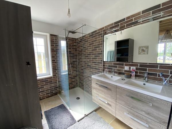 Dans le perche, longère de 5 chambres sur 5 hectares sans voisin.