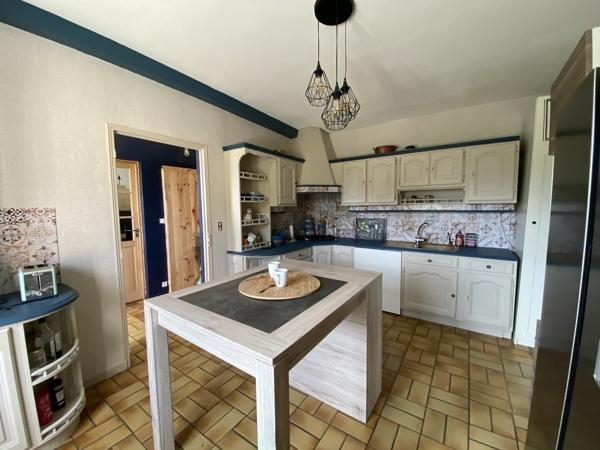 Dans le perche, longère de 5 chambres sur 5 hectares sans voisin.