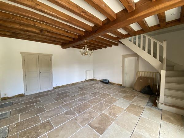 Dans le perche, longère de 5 chambres sur 5 hectares sans voisin.