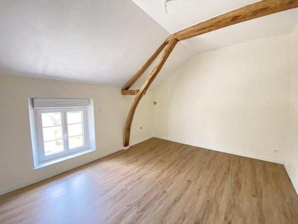 Dans le perche, longère de 5 chambres sur 5 hectares sans voisin.