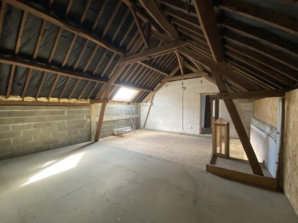 Dans le perche, longère de 5 chambres sur 5 hectares sans voisin.
