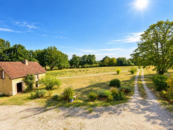 Dans le perche, longère de 5 chambres sur 5 hectares sans voisin.