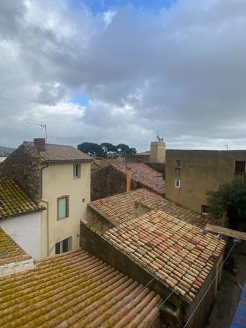 RARE......UNE MAISON: 2 APPARTEMENTS.