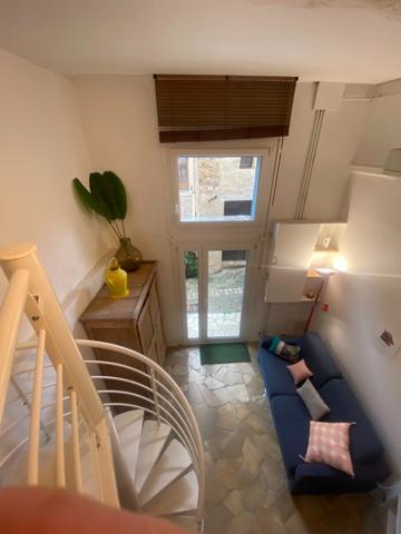 RARE......UNE MAISON: 2 APPARTEMENTS.