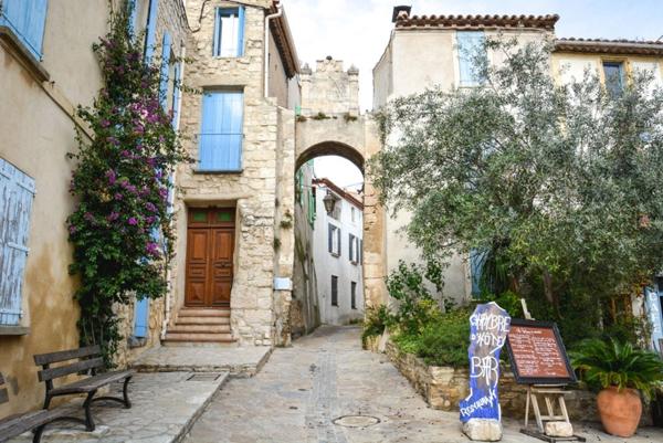 RARE......UNE MAISON: 2 APPARTEMENTS.