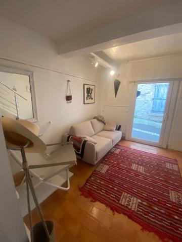 RARE......UNE MAISON: 2 APPARTEMENTS.