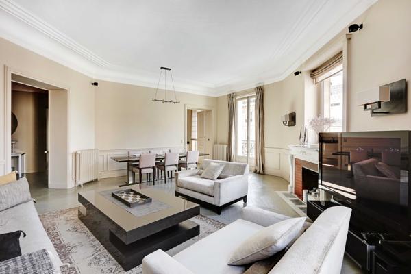 VENTE — APPARTEMENT D'EXCEPTION 150 M² | PARIS 8ème Triangle d'Or | François 1er / Avenue George V | Entièrement rénové