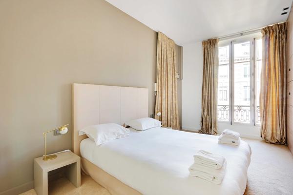 VENTE — APPARTEMENT D'EXCEPTION 150 M² | PARIS 8ème Triangle d'Or | François 1er / Avenue George V | Entièrement rénové