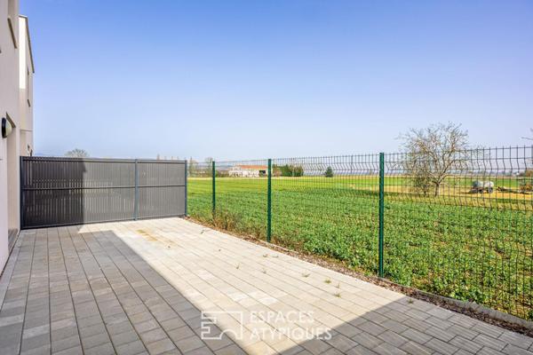 Contemporaine avec terrasse et vue sur la nature