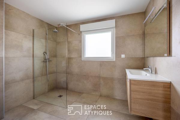 Contemporaine avec terrasse et vue sur la nature