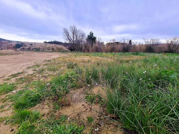 A 7 min de Narbonne - Terrain de 1632m² à bâtir - Viabilisé, borné - Massif de la Clape.