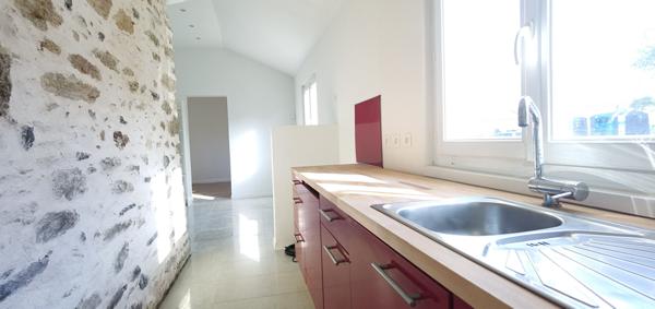 Maison de plain-pied 1 chambre, idéalement située, proche mer, sur un terrain d'environ 100 m²