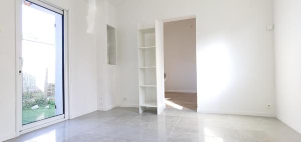 Maison de plain-pied 1 chambre, idéalement située, proche mer, sur un terrain d'environ 100 m²