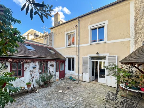 MAISON DE VILLE EN CENTRE-VILLE HISTORIQUE