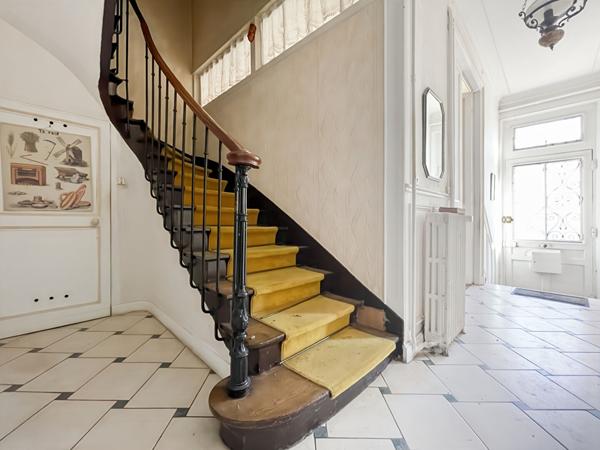 MAISON DE VILLE EN CENTRE-VILLE HISTORIQUE