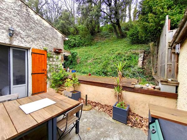 BEDARRIDES: MAISON DE VILLE AVEC  EXTERIEUR ET DEPENDANCE