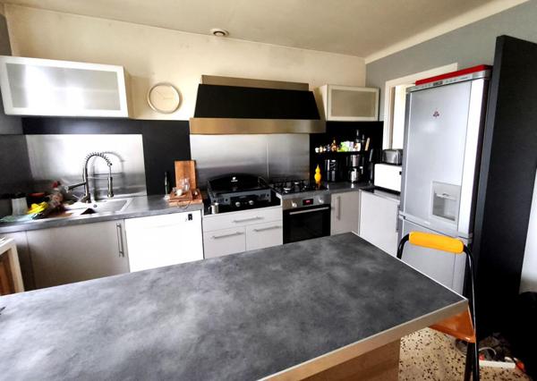 BEDARRIDES: MAISON DE VILLE AVEC  EXTERIEUR ET DEPENDANCE