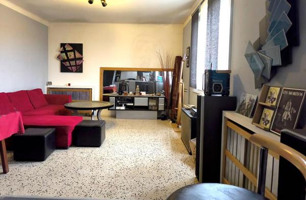 BEDARRIDES: MAISON DE VILLE AVEC  EXTERIEUR ET DEPENDANCE