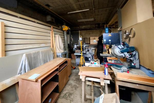 BEDARRIDES: MAISON DE VILLE AVEC  EXTERIEUR ET DEPENDANCE