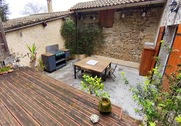 BEDARRIDES: MAISON DE VILLE AVEC  EXTERIEUR ET DEPENDANCE