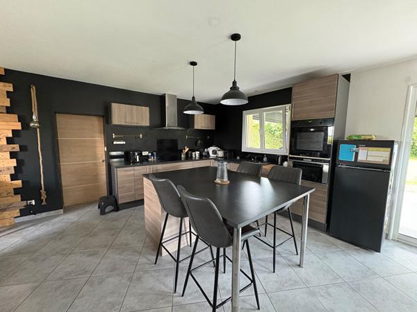 Maison familiale à vendre, 6 chambres, grande pièce de vie, garage