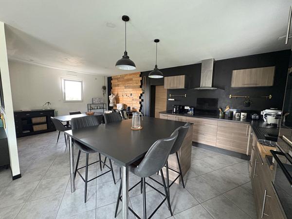 Maison familiale à vendre, 6 chambres, grande pièce de vie, garage