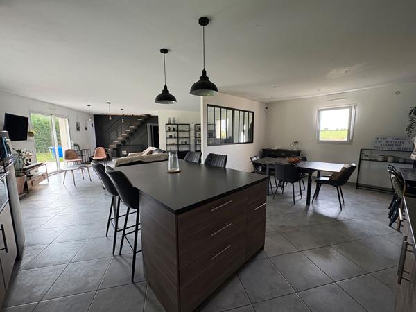 Maison familiale à vendre, 6 chambres, grande pièce de vie, garage