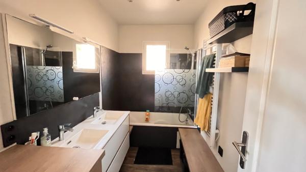 Maison 106 m² à Villechenève