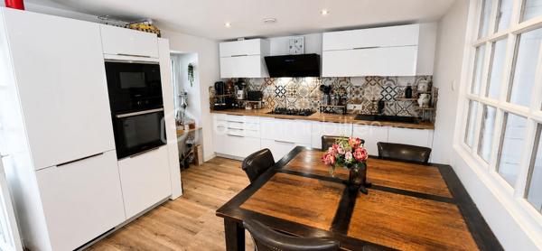"VISITE VIRTUELLE DISPONIBLE SUR DEMANDE"
Deux maisons réunies sur une même propriété – Idéal résidence familiale, gîte ou investissement locatif !

Vous rêvez d'un bien offrant de multiples possibilités ? Cette propriété composée de deux maisons accolées, chacune avec son accès indépendant, est idéale pour accueillir une grande famille, développer une activité de gîte, créer un logement intergénérationnel ou encore générer un revenu locatif.

Maison principale

Vous découvrirez au rez-de-chaussée une spacieuse et lumineuse pièce de vie avec sa cuisine aménagée et équipée ouverte, prolongée par une agréable véranda. Ce niveau comprend également une chambre, un vaste dressing, une salle d'eau équipée d'une double douche ainsi qu'un WC indépendant.

À l'étage, un palier dessert deux chambres avec lavabo, ainsi qu'un second WC.

À l'extérieur, vous profiterez d'une grande terrasse conviviale ainsi que d'un garage indépendant.

Seconde maison

Parfaitement adaptée à une activité de gîte ou pour recevoir famille et amis, elle se compose au rez-de-chaussée d'une belle pièce de vie avec cuisine aménagée ouverte et d'un bureau pouvant facilement faire office de chambre.

À l'étage, vous trouverez deux chambres, une salle d'eau et un WC indépendant.

Cette seconde habitation bénéficie également d'une véranda, d'une terrasse et d'un garage attenant.

Les atouts
Deux habitations sur une même propriété.
Fort potentiel pour une activité de gîte ou de location saisonnière.
5 chambres au total (avec possibilité d'une chambre supplémentaire grâce au bureau).
Véranda sur chaque maison.
Terrasses pour profiter des beaux jours.
Garages.
Assainissement individuel conforme.
Chauffage par poêle à bois et radiateurs électriques dans les deux habitations.

Une propriété rare offrant de nombreuses possibilités d'aménagement et d'exploitation, idéale pour concrétiser un projet de vie ou d'investissement. Une visite s'impose pour découvrir tout son potentiel !