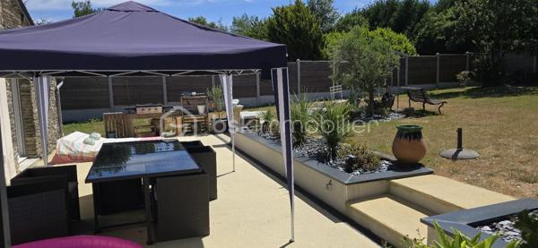 "VISITE VIRTUELLE DISPONIBLE SUR DEMANDE"
Deux maisons réunies sur une même propriété – Idéal résidence familiale, gîte ou investissement locatif !

Vous rêvez d'un bien offrant de multiples possibilités ? Cette propriété composée de deux maisons accolées, chacune avec son accès indépendant, est idéale pour accueillir une grande famille, développer une activité de gîte, créer un logement intergénérationnel ou encore générer un revenu locatif.

Maison principale

Vous découvrirez au rez-de-chaussée une spacieuse et lumineuse pièce de vie avec sa cuisine aménagée et équipée ouverte, prolongée par une agréable véranda. Ce niveau comprend également une chambre, un vaste dressing, une salle d'eau équipée d'une double douche ainsi qu'un WC indépendant.

À l'étage, un palier dessert deux chambres avec lavabo, ainsi qu'un second WC.

À l'extérieur, vous profiterez d'une grande terrasse conviviale ainsi que d'un garage indépendant.

Seconde maison

Parfaitement adaptée à une activité de gîte ou pour recevoir famille et amis, elle se compose au rez-de-chaussée d'une belle pièce de vie avec cuisine aménagée ouverte et d'un bureau pouvant facilement faire office de chambre.

À l'étage, vous trouverez deux chambres, une salle d'eau et un WC indépendant.

Cette seconde habitation bénéficie également d'une véranda, d'une terrasse et d'un garage attenant.

Les atouts
Deux habitations sur une même propriété.
Fort potentiel pour une activité de gîte ou de location saisonnière.
5 chambres au total (avec possibilité d'une chambre supplémentaire grâce au bureau).
Véranda sur chaque maison.
Terrasses pour profiter des beaux jours.
Garages.
Assainissement individuel conforme.
Chauffage par poêle à bois et radiateurs électriques dans les deux habitations.

Une propriété rare offrant de nombreuses possibilités d'aménagement et d'exploitation, idéale pour concrétiser un projet de vie ou d'investissement. Une visite s'impose pour découvrir tout son potentiel !