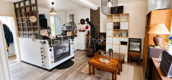 "VISITE VIRTUELLE DISPONIBLE SUR DEMANDE"
Deux maisons réunies sur une même propriété – Idéal résidence familiale, gîte ou investissement locatif !

Vous rêvez d'un bien offrant de multiples possibilités ? Cette propriété composée de deux maisons accolées, chacune avec son accès indépendant, est idéale pour accueillir une grande famille, développer une activité de gîte, créer un logement intergénérationnel ou encore générer un revenu locatif.

Maison principale

Vous découvrirez au rez-de-chaussée une spacieuse et lumineuse pièce de vie avec sa cuisine aménagée et équipée ouverte, prolongée par une agréable véranda. Ce niveau comprend également une chambre, un vaste dressing, une salle d'eau équipée d'une double douche ainsi qu'un WC indépendant.

À l'étage, un palier dessert deux chambres avec lavabo, ainsi qu'un second WC.

À l'extérieur, vous profiterez d'une grande terrasse conviviale ainsi que d'un garage indépendant.

Seconde maison

Parfaitement adaptée à une activité de gîte ou pour recevoir famille et amis, elle se compose au rez-de-chaussée d'une belle pièce de vie avec cuisine aménagée ouverte et d'un bureau pouvant facilement faire office de chambre.

À l'étage, vous trouverez deux chambres, une salle d'eau et un WC indépendant.

Cette seconde habitation bénéficie également d'une véranda, d'une terrasse et d'un garage attenant.

Les atouts
Deux habitations sur une même propriété.
Fort potentiel pour une activité de gîte ou de location saisonnière.
5 chambres au total (avec possibilité d'une chambre supplémentaire grâce au bureau).
Véranda sur chaque maison.
Terrasses pour profiter des beaux jours.
Garages.
Assainissement individuel conforme.
Chauffage par poêle à bois et radiateurs électriques dans les deux habitations.

Une propriété rare offrant de nombreuses possibilités d'aménagement et d'exploitation, idéale pour concrétiser un projet de vie ou d'investissement. Une visite s'impose pour découvrir tout son potentiel !