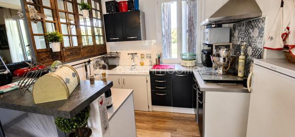 "VISITE VIRTUELLE DISPONIBLE SUR DEMANDE"
Deux maisons réunies sur une même propriété – Idéal résidence familiale, gîte ou investissement locatif !

Vous rêvez d'un bien offrant de multiples possibilités ? Cette propriété composée de deux maisons accolées, chacune avec son accès indépendant, est idéale pour accueillir une grande famille, développer une activité de gîte, créer un logement intergénérationnel ou encore générer un revenu locatif.

Maison principale

Vous découvrirez au rez-de-chaussée une spacieuse et lumineuse pièce de vie avec sa cuisine aménagée et équipée ouverte, prolongée par une agréable véranda. Ce niveau comprend également une chambre, un vaste dressing, une salle d'eau équipée d'une double douche ainsi qu'un WC indépendant.

À l'étage, un palier dessert deux chambres avec lavabo, ainsi qu'un second WC.

À l'extérieur, vous profiterez d'une grande terrasse conviviale ainsi que d'un garage indépendant.

Seconde maison

Parfaitement adaptée à une activité de gîte ou pour recevoir famille et amis, elle se compose au rez-de-chaussée d'une belle pièce de vie avec cuisine aménagée ouverte et d'un bureau pouvant facilement faire office de chambre.

À l'étage, vous trouverez deux chambres, une salle d'eau et un WC indépendant.

Cette seconde habitation bénéficie également d'une véranda, d'une terrasse et d'un garage attenant.

Les atouts
Deux habitations sur une même propriété.
Fort potentiel pour une activité de gîte ou de location saisonnière.
5 chambres au total (avec possibilité d'une chambre supplémentaire grâce au bureau).
Véranda sur chaque maison.
Terrasses pour profiter des beaux jours.
Garages.
Assainissement individuel conforme.
Chauffage par poêle à bois et radiateurs électriques dans les deux habitations.

Une propriété rare offrant de nombreuses possibilités d'aménagement et d'exploitation, idéale pour concrétiser un projet de vie ou d'investissement. Une visite s'impose pour découvrir tout son potentiel !