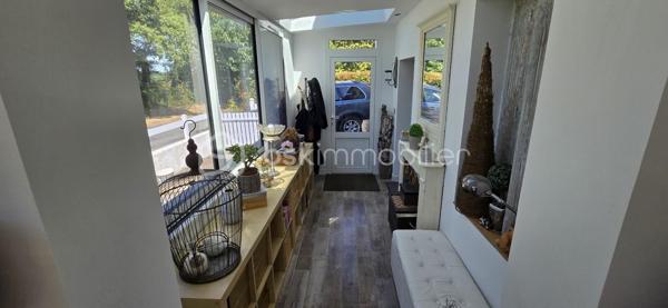 "VISITE VIRTUELLE DISPONIBLE SUR DEMANDE"
Deux maisons réunies sur une même propriété – Idéal résidence familiale, gîte ou investissement locatif !

Vous rêvez d'un bien offrant de multiples possibilités ? Cette propriété composée de deux maisons accolées, chacune avec son accès indépendant, est idéale pour accueillir une grande famille, développer une activité de gîte, créer un logement intergénérationnel ou encore générer un revenu locatif.

Maison principale

Vous découvrirez au rez-de-chaussée une spacieuse et lumineuse pièce de vie avec sa cuisine aménagée et équipée ouverte, prolongée par une agréable véranda. Ce niveau comprend également une chambre, un vaste dressing, une salle d'eau équipée d'une double douche ainsi qu'un WC indépendant.

À l'étage, un palier dessert deux chambres avec lavabo, ainsi qu'un second WC.

À l'extérieur, vous profiterez d'une grande terrasse conviviale ainsi que d'un garage indépendant.

Seconde maison

Parfaitement adaptée à une activité de gîte ou pour recevoir famille et amis, elle se compose au rez-de-chaussée d'une belle pièce de vie avec cuisine aménagée ouverte et d'un bureau pouvant facilement faire office de chambre.

À l'étage, vous trouverez deux chambres, une salle d'eau et un WC indépendant.

Cette seconde habitation bénéficie également d'une véranda, d'une terrasse et d'un garage attenant.

Les atouts
Deux habitations sur une même propriété.
Fort potentiel pour une activité de gîte ou de location saisonnière.
5 chambres au total (avec possibilité d'une chambre supplémentaire grâce au bureau).
Véranda sur chaque maison.
Terrasses pour profiter des beaux jours.
Garages.
Assainissement individuel conforme.
Chauffage par poêle à bois et radiateurs électriques dans les deux habitations.

Une propriété rare offrant de nombreuses possibilités d'aménagement et d'exploitation, idéale pour concrétiser un projet de vie ou d'investissement. Une visite s'impose pour découvrir tout son potentiel !
