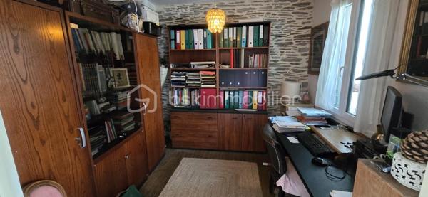 "VISITE VIRTUELLE DISPONIBLE SUR DEMANDE"
Deux maisons réunies sur une même propriété – Idéal résidence familiale, gîte ou investissement locatif !

Vous rêvez d'un bien offrant de multiples possibilités ? Cette propriété composée de deux maisons accolées, chacune avec son accès indépendant, est idéale pour accueillir une grande famille, développer une activité de gîte, créer un logement intergénérationnel ou encore générer un revenu locatif.

Maison principale

Vous découvrirez au rez-de-chaussée une spacieuse et lumineuse pièce de vie avec sa cuisine aménagée et équipée ouverte, prolongée par une agréable véranda. Ce niveau comprend également une chambre, un vaste dressing, une salle d'eau équipée d'une double douche ainsi qu'un WC indépendant.

À l'étage, un palier dessert deux chambres avec lavabo, ainsi qu'un second WC.

À l'extérieur, vous profiterez d'une grande terrasse conviviale ainsi que d'un garage indépendant.

Seconde maison

Parfaitement adaptée à une activité de gîte ou pour recevoir famille et amis, elle se compose au rez-de-chaussée d'une belle pièce de vie avec cuisine aménagée ouverte et d'un bureau pouvant facilement faire office de chambre.

À l'étage, vous trouverez deux chambres, une salle d'eau et un WC indépendant.

Cette seconde habitation bénéficie également d'une véranda, d'une terrasse et d'un garage attenant.

Les atouts
Deux habitations sur une même propriété.
Fort potentiel pour une activité de gîte ou de location saisonnière.
5 chambres au total (avec possibilité d'une chambre supplémentaire grâce au bureau).
Véranda sur chaque maison.
Terrasses pour profiter des beaux jours.
Garages.
Assainissement individuel conforme.
Chauffage par poêle à bois et radiateurs électriques dans les deux habitations.

Une propriété rare offrant de nombreuses possibilités d'aménagement et d'exploitation, idéale pour concrétiser un projet de vie ou d'investissement. Une visite s'impose pour découvrir tout son potentiel !