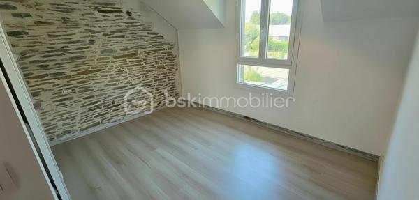 "VISITE VIRTUELLE DISPONIBLE SUR DEMANDE"
Deux maisons réunies sur une même propriété – Idéal résidence familiale, gîte ou investissement locatif !

Vous rêvez d'un bien offrant de multiples possibilités ? Cette propriété composée de deux maisons accolées, chacune avec son accès indépendant, est idéale pour accueillir une grande famille, développer une activité de gîte, créer un logement intergénérationnel ou encore générer un revenu locatif.

Maison principale

Vous découvrirez au rez-de-chaussée une spacieuse et lumineuse pièce de vie avec sa cuisine aménagée et équipée ouverte, prolongée par une agréable véranda. Ce niveau comprend également une chambre, un vaste dressing, une salle d'eau équipée d'une double douche ainsi qu'un WC indépendant.

À l'étage, un palier dessert deux chambres avec lavabo, ainsi qu'un second WC.

À l'extérieur, vous profiterez d'une grande terrasse conviviale ainsi que d'un garage indépendant.

Seconde maison

Parfaitement adaptée à une activité de gîte ou pour recevoir famille et amis, elle se compose au rez-de-chaussée d'une belle pièce de vie avec cuisine aménagée ouverte et d'un bureau pouvant facilement faire office de chambre.

À l'étage, vous trouverez deux chambres, une salle d'eau et un WC indépendant.

Cette seconde habitation bénéficie également d'une véranda, d'une terrasse et d'un garage attenant.

Les atouts
Deux habitations sur une même propriété.
Fort potentiel pour une activité de gîte ou de location saisonnière.
5 chambres au total (avec possibilité d'une chambre supplémentaire grâce au bureau).
Véranda sur chaque maison.
Terrasses pour profiter des beaux jours.
Garages.
Assainissement individuel conforme.
Chauffage par poêle à bois et radiateurs électriques dans les deux habitations.

Une propriété rare offrant de nombreuses possibilités d'aménagement et d'exploitation, idéale pour concrétiser un projet de vie ou d'investissement. Une visite s'impose pour découvrir tout son potentiel !